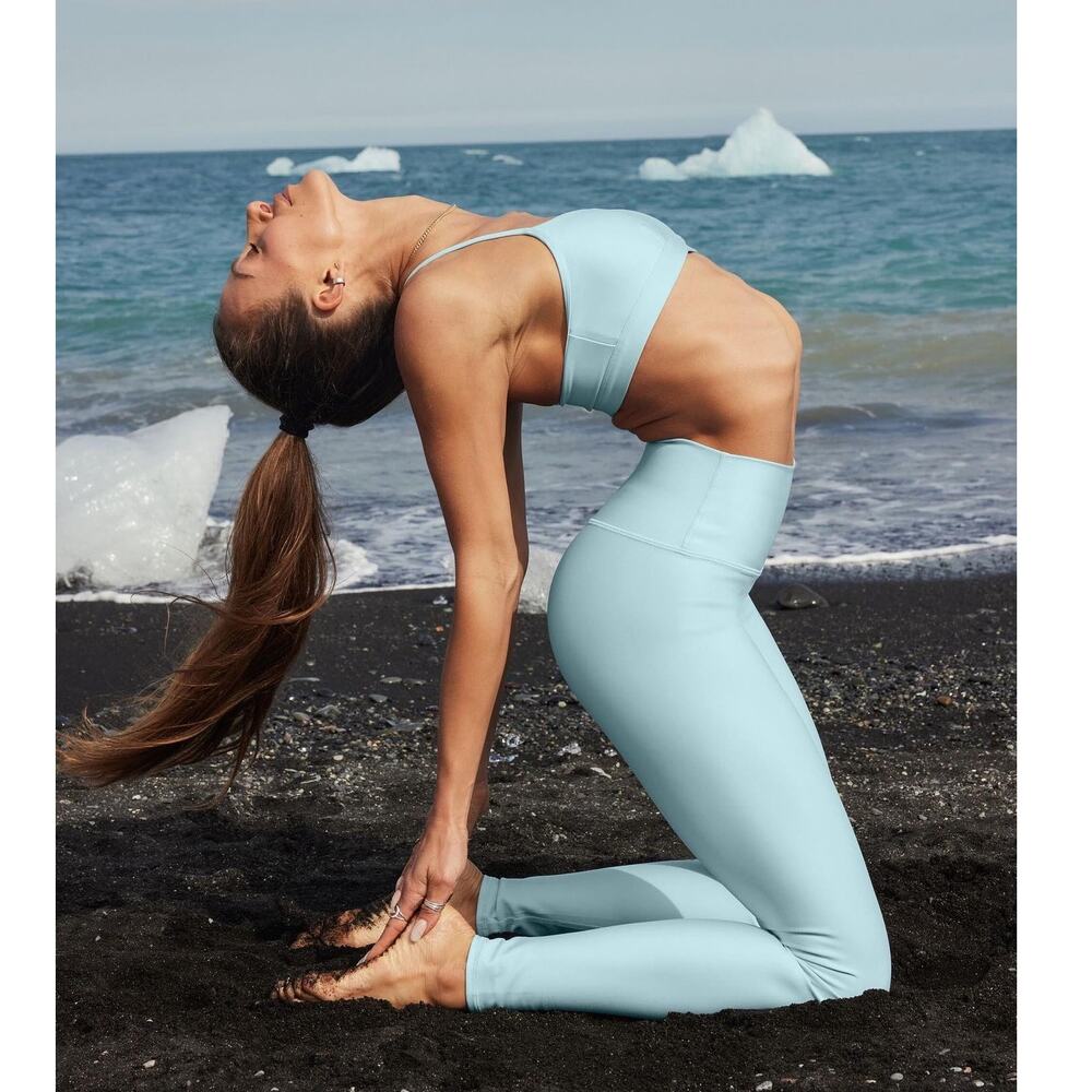 Alo Yoga Airlift Intrigue Bra + High-Waist Airlift Leggings Chalk Blue Medium